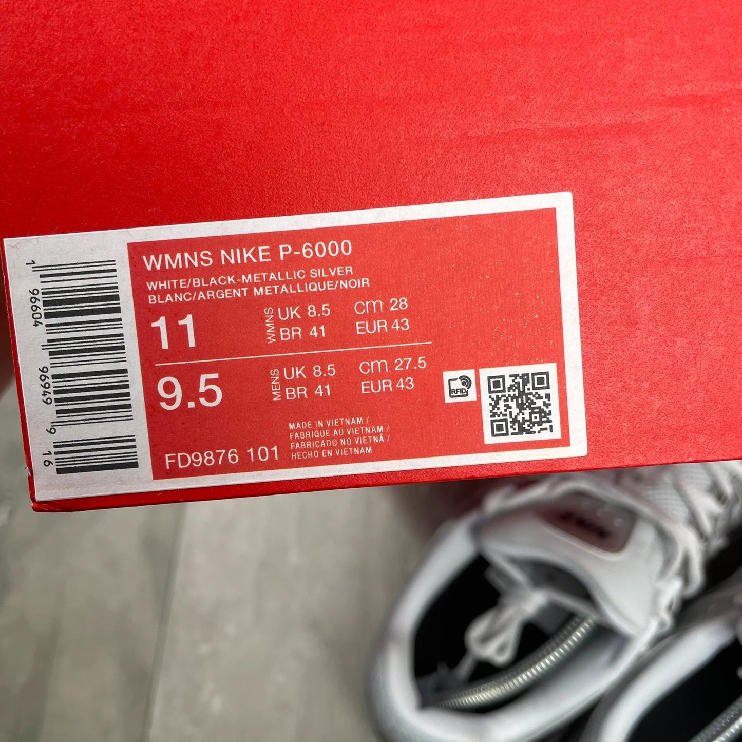 Nike P-6000 metallic silver - black badge